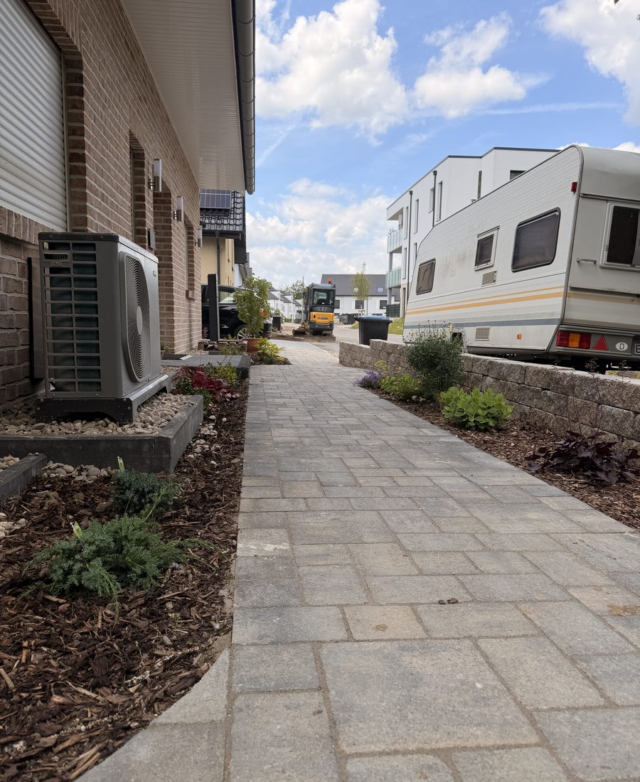 Zuweg entlang des Hauses