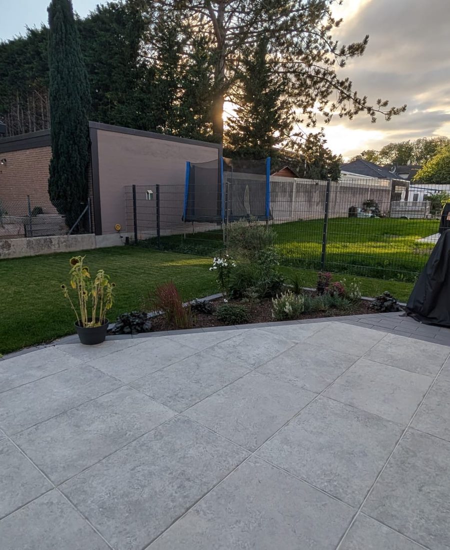 Terrasse mit Rollrasen und Beet